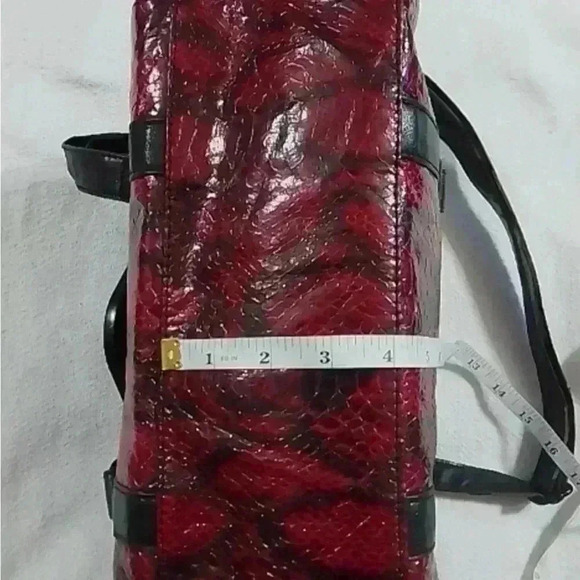 EUC BCBGeneration RED & BLACK PATENT FAUX SNAKE EMBOSSED SHOULDER/ CROSSBODY BAG - Picture 13 of 16